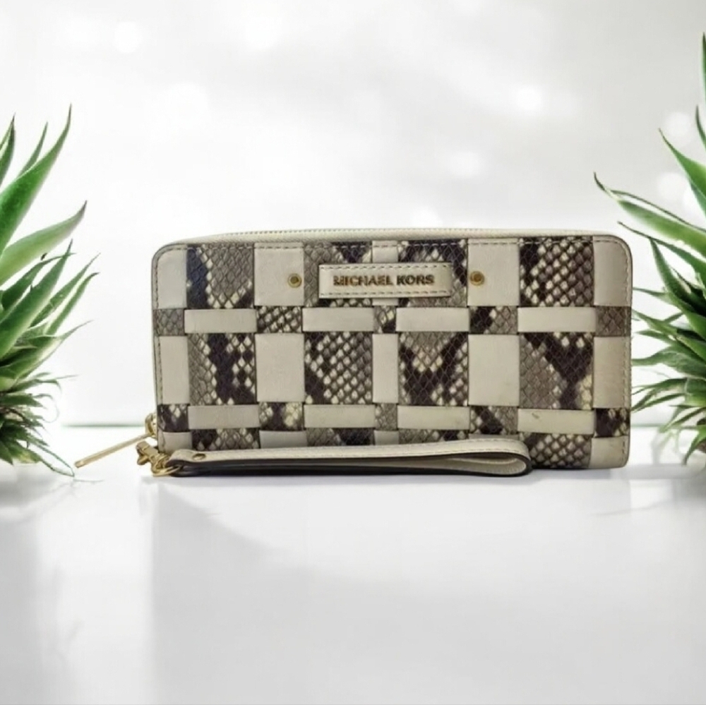 🖤▪️Michael Kors ▪️snakeskin Travel Zip Around embossed Large Wallet/ Wristlet
